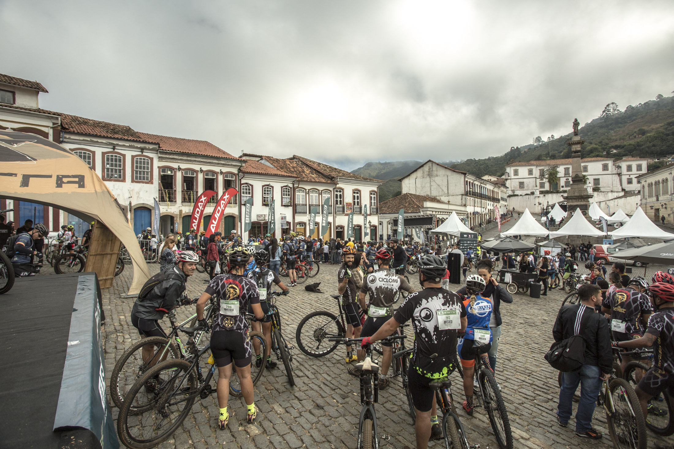 Ciclistam no centro de Ouro Preto