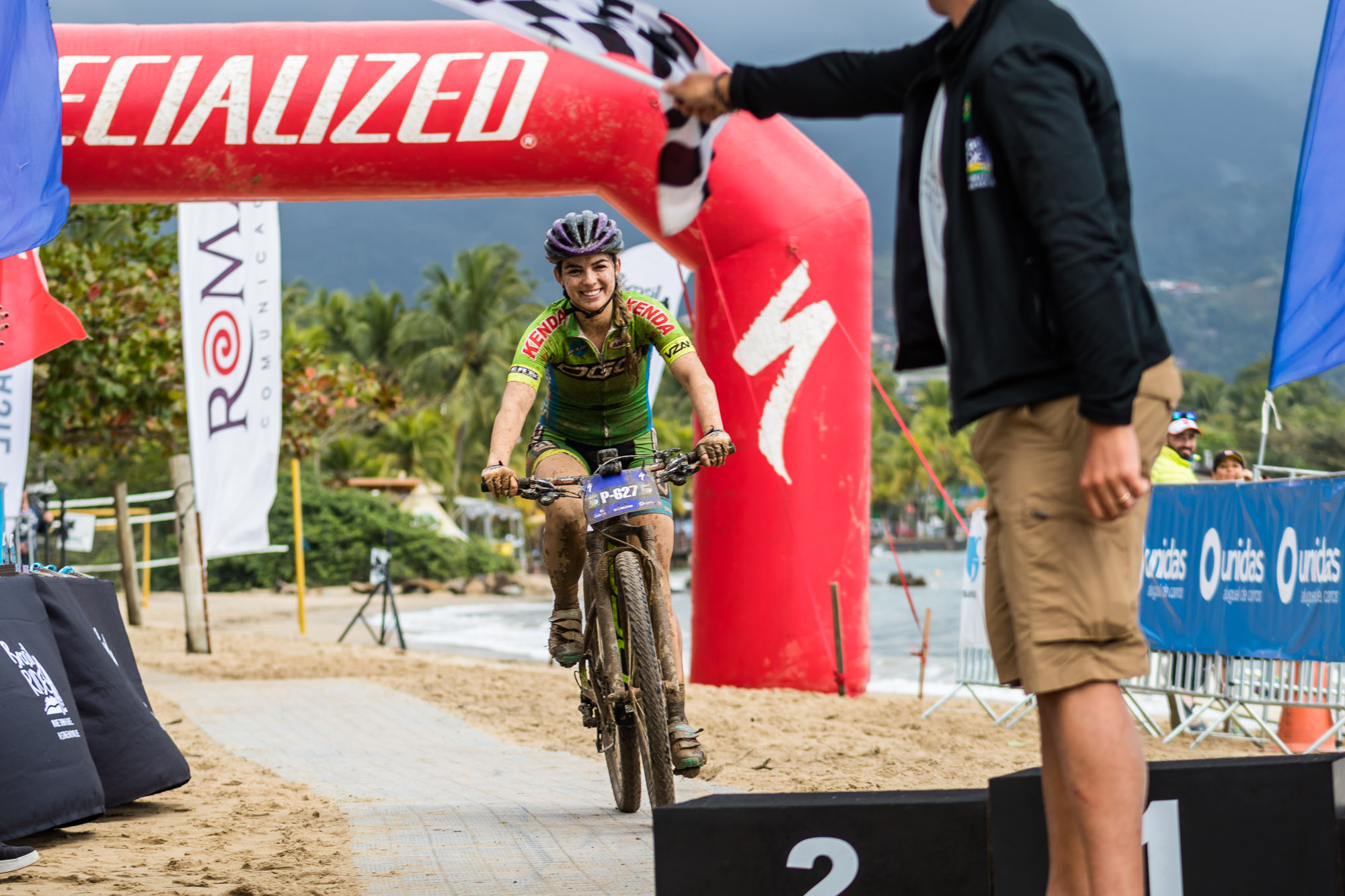 Aline Simões cruza a linha de chegada (Wladimir Togumi / Brasil Ride)
