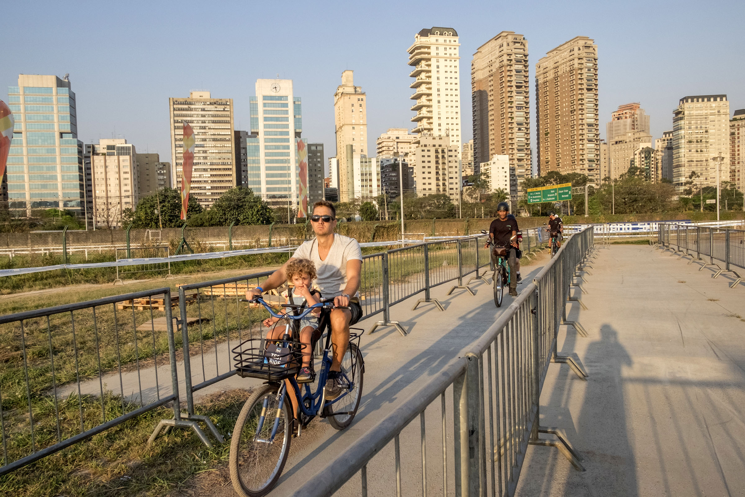 Pai e filho pedalam juntos na área de teste (Filipe Mota / FS Fotografia)