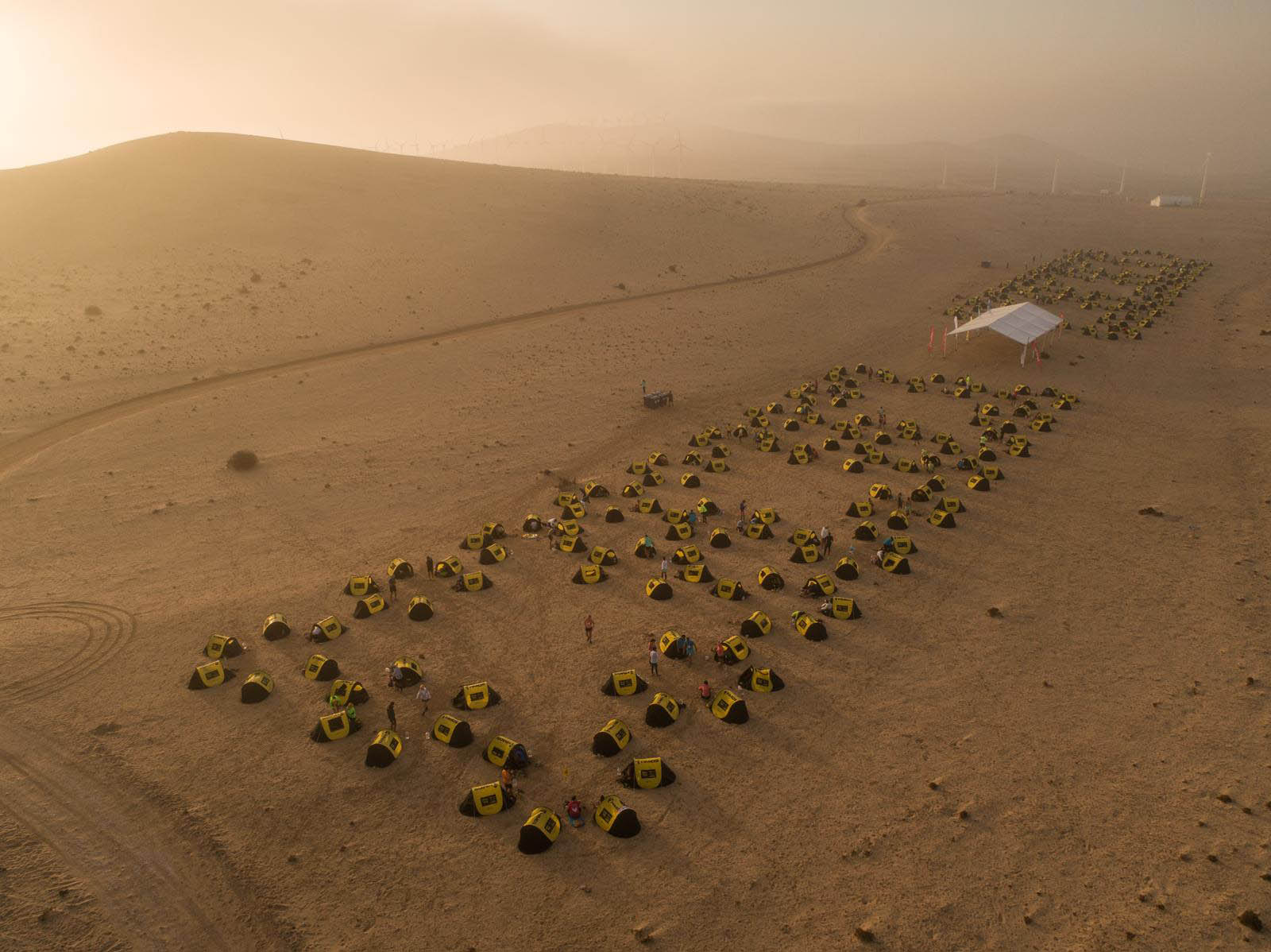 Vista aérea do acampamento do Half Marathon des Sables Fuerteventura